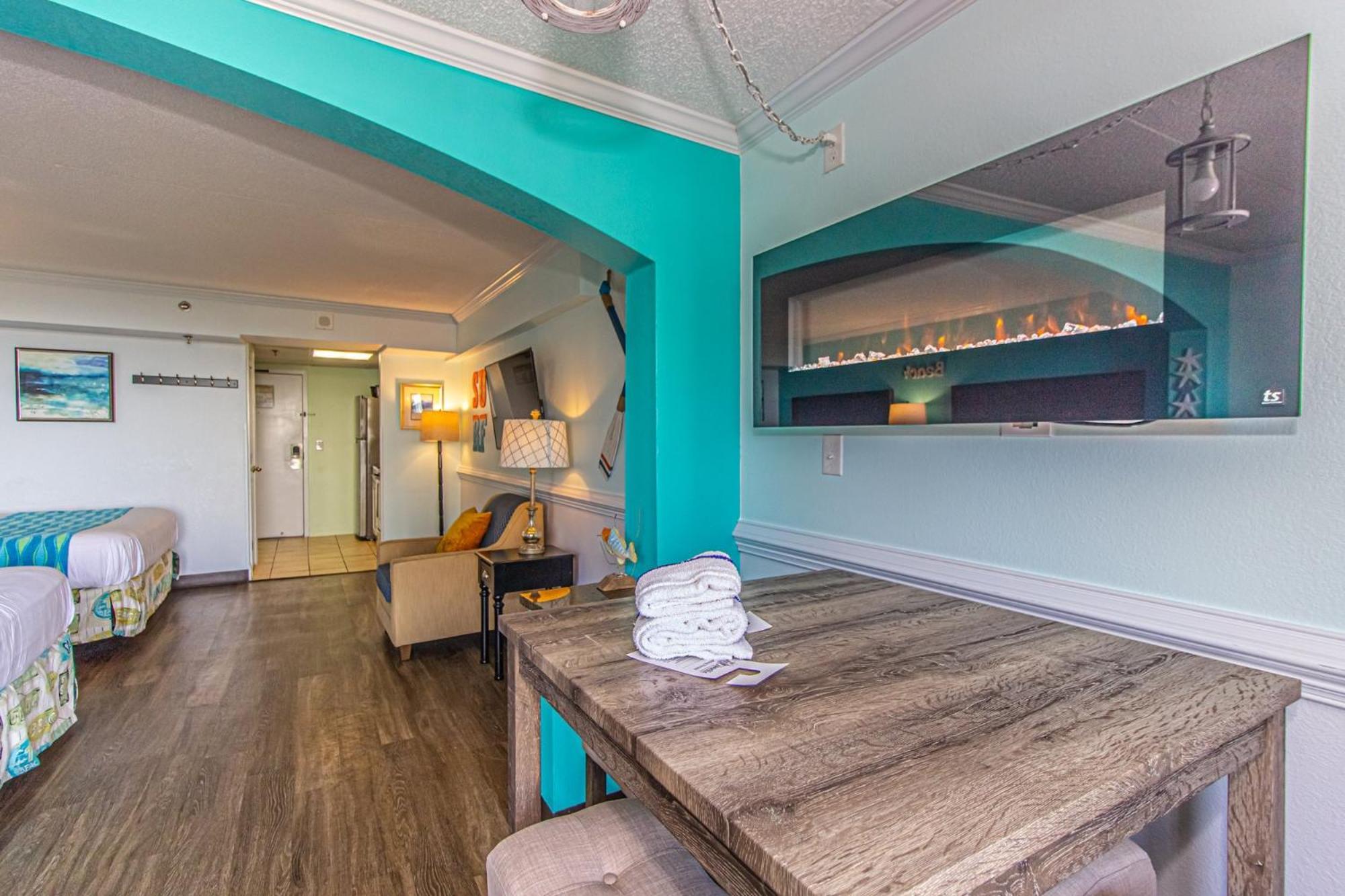 Oversized Ocean View Queen Suite With Beautiful Fireplace And Accents - Sleeps 4 Guests! Myrtle Beach Rom bilde