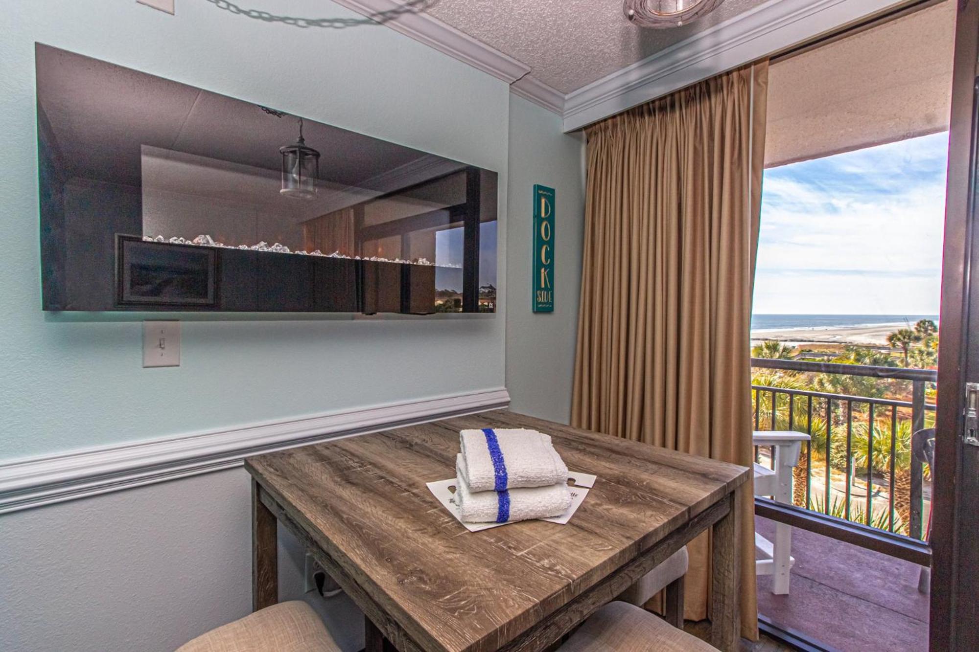 Oversized Ocean View Queen Suite With Beautiful Fireplace And Accents - Sleeps 4 Guests! Myrtle Beach Rom bilde